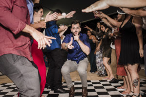 Casamento com banda de fanfarra, casamento criativo, casamento celebrado por amigos, vestido de noiva, decoração casamento de dia, maquiagem de casamento, sapato de noiva, casando no bosque da fazenda, Clara Sampaio Fotografia