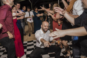 Casamento com banda de fanfarra, casamento criativo, casamento celebrado por amigos, vestido de noiva, decoração casamento de dia, maquiagem de casamento, sapato de noiva, casando no bosque da fazenda, Clara Sampaio Fotografia