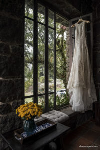 Casamento em casa, noivas 2021, noivas 2022, vestido de noiva, casamento criativo, melhor fotógrafo de casamento, fotógrafa de casamento rio de janeiro, imagens únicas, memórias, making of, cerimônia de casamento, festa de casamento, casando em casa, casando no rio de janeiro, clara Sampaio fotografia