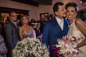 Casamento em casa, noivas 2021, noivas 2022, vestido de noiva, casamento criativo, melhor fotógrafo de casamento, fotógrafa de casamento rio de janeiro, imagens únicas, memórias, making of, cerimônia de casamento, festa de casamento, casando em casa, casando no rio de janeiro, clara Sampaio fotografia