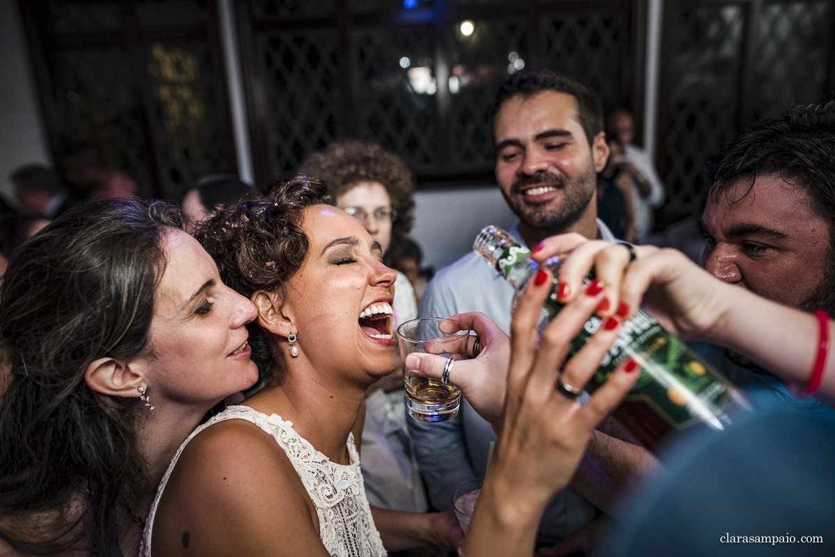 Casamento em casa, noivas 2021, noivas 2022, vestido de noiva, casamento criativo, melhor fotógrafo de casamento, fotógrafa de casamento rio de janeiro, imagens únicas, memórias, making of, cerimônia de casamento, festa de casamento, casando em casa, casando no rio de janeiro, clara Sampaio fotografia