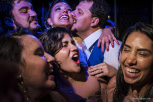 Casamento em casa, noivas 2021, noivas 2022, vestido de noiva, casamento criativo, melhor fotógrafo de casamento, fotógrafa de casamento rio de janeiro, imagens únicas, memórias, making of, cerimônia de casamento, festa de casamento, casando em casa, casando no rio de janeiro, clara Sampaio fotografia