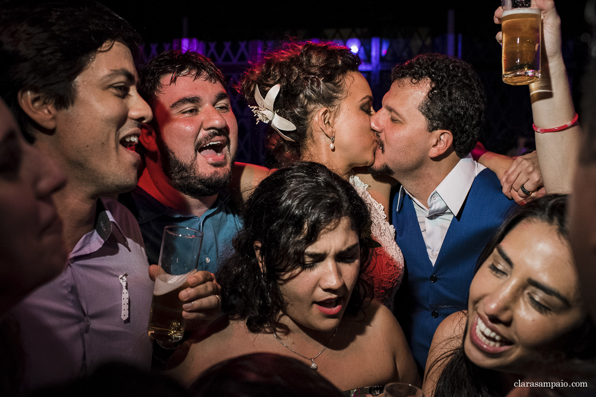 Casamento em casa, noivas 2021, noivas 2022, vestido de noiva, casamento criativo, melhor fotógrafo de casamento, fotógrafa de casamento rio de janeiro, imagens únicas, memórias, making of, cerimônia de casamento, festa de casamento, casando em casa, casando no rio de janeiro, clara Sampaio fotografia