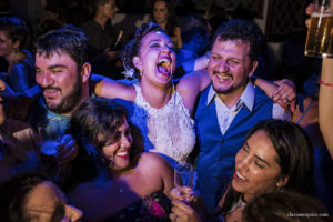 Casamento em casa, noivas 2021, noivas 2022, vestido de noiva, casamento criativo, melhor fotógrafo de casamento, fotógrafa de casamento rio de janeiro, imagens únicas, memórias, making of, cerimônia de casamento, festa de casamento, casando em casa, casando no rio de janeiro, clara Sampaio fotografia