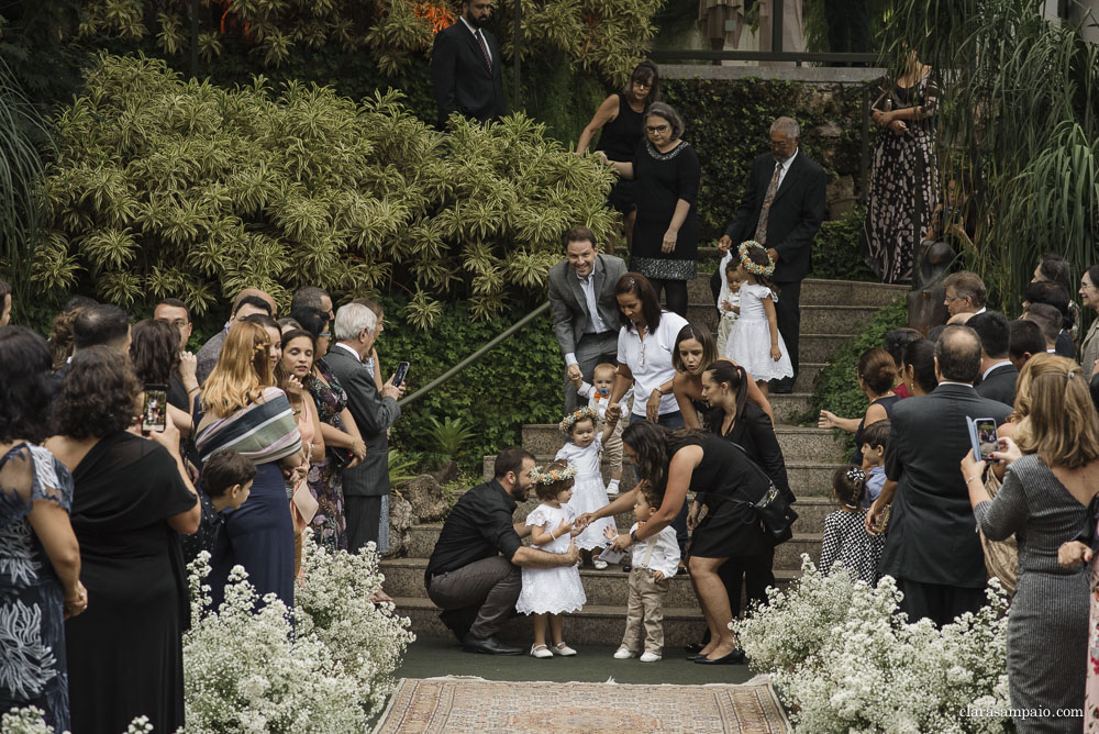 Maravilhosa Cerimônia de casamento na casa das canoas, emoção do inicio ao fim nessa cerimonia de casamento ao ar livre, amigos e familiares emocionados na cerimônia de casamento, cerimonial céu de tule impecável na cerimônia de casamento na casa das canoas, Clara Sampaio fotografia