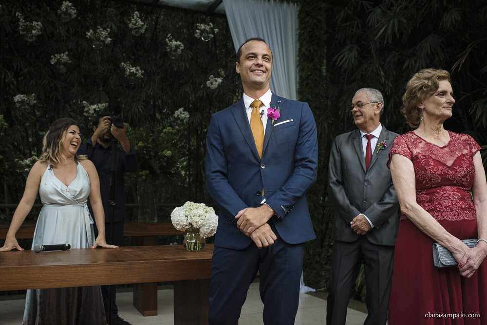 Maravilhosa Cerimônia de casamento na casa das canoas, emoção do inicio ao fim nessa cerimonia de casamento ao ar livre, amigos e familiares emocionados na cerimônia de casamento, cerimonial céu de tule impecável na cerimônia de casamento na casa das canoas, Clara Sampaio fotografia