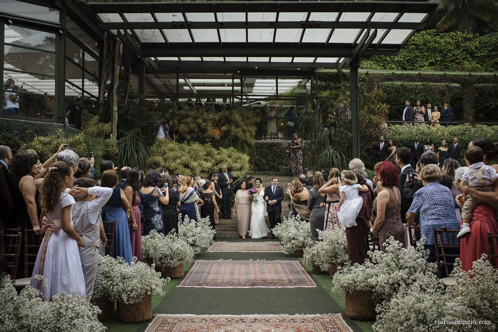 Maravilhosa Cerimônia de casamento na casa das canoas, emoção do inicio ao fim nessa cerimonia de casamento ao ar livre, amigos e familiares emocionados na cerimônia de casamento, cerimonial céu de tule impecável na cerimônia de casamento na casa das canoas, Clara Sampaio fotografia