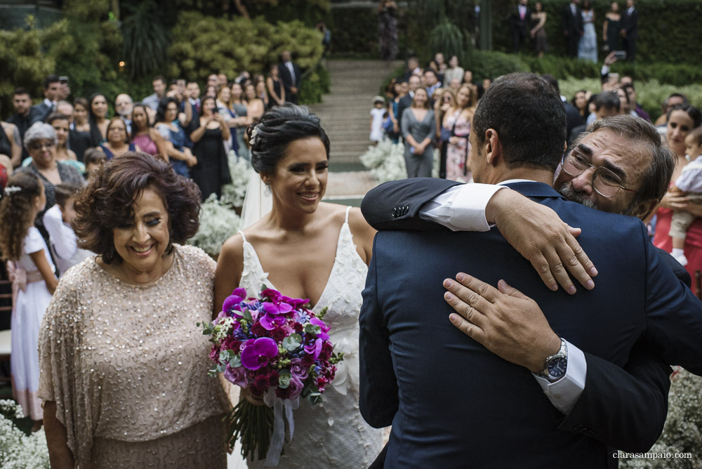 Maravilhosa Cerimônia de casamento na casa das canoas, emoção do inicio ao fim nessa cerimonia de casamento ao ar livre, amigos e familiares emocionados na cerimônia de casamento, cerimonial céu de tule impecável na cerimônia de casamento na casa das canoas, Clara Sampaio fotografia