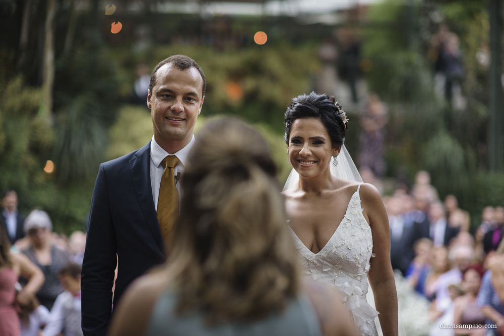 Maravilhosa Cerimônia de casamento na casa das canoas, emoção do inicio ao fim nessa cerimonia de casamento ao ar livre, amigos e familiares emocionados na cerimônia de casamento, cerimonial céu de tule impecável na cerimônia de casamento na casa das canoas, Clara Sampaio fotografia