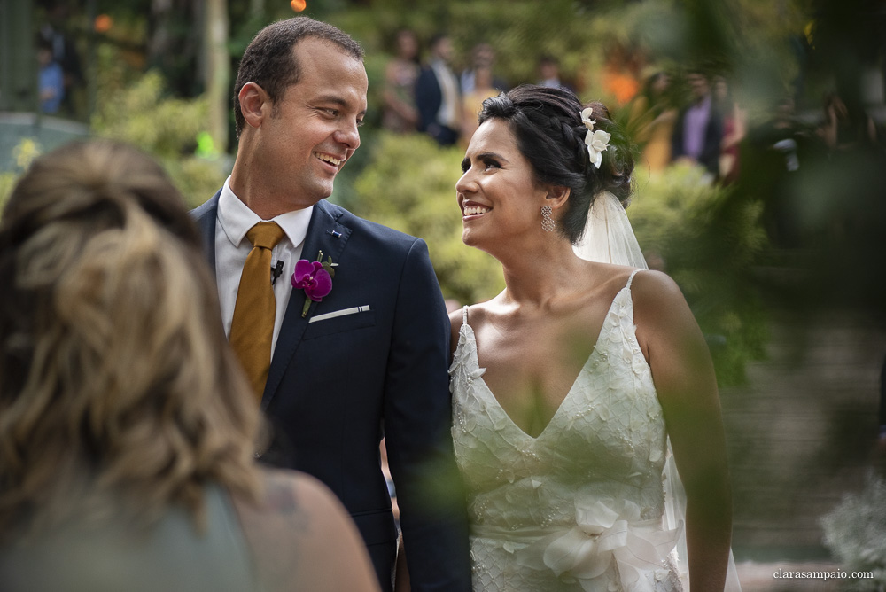 Maravilhosa Cerimônia de casamento na casa das canoas, emoção do inicio ao fim nessa cerimonia de casamento ao ar livre, amigos e familiares emocionados na cerimônia de casamento, cerimonial céu de tule impecável na cerimônia de casamento na casa das canoas, Clara Sampaio fotografia