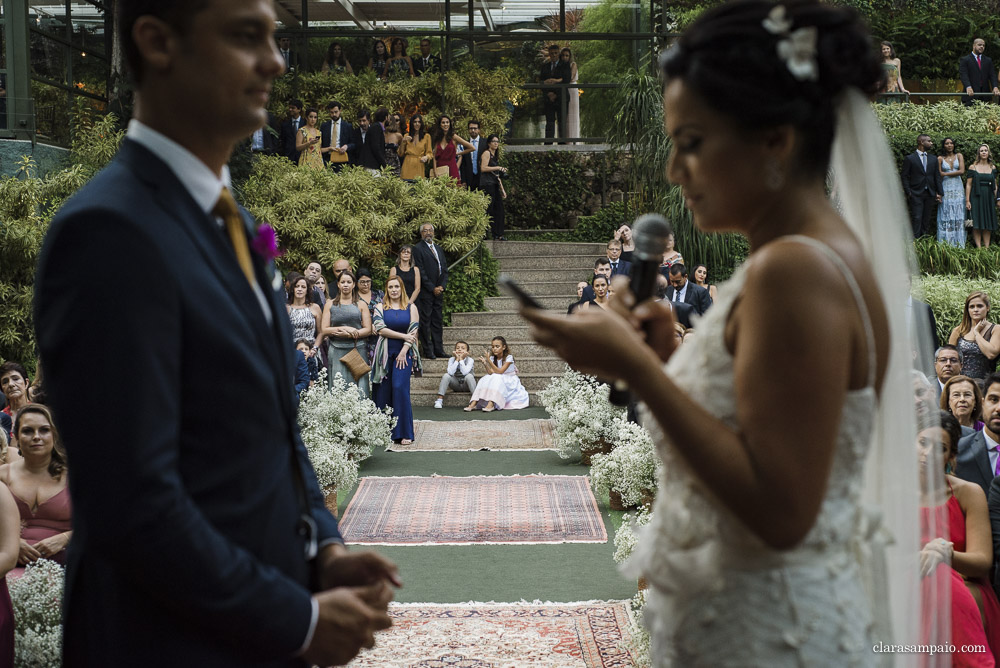 Maravilhosa Cerimônia de casamento na casa das canoas, emoção do inicio ao fim nessa cerimonia de casamento ao ar livre, amigos e familiares emocionados na cerimônia de casamento, cerimonial céu de tule impecável na cerimônia de casamento na casa das canoas, Clara Sampaio fotografia