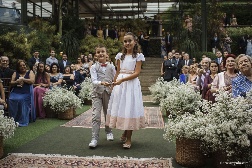 Maravilhosa Cerimônia de casamento na casa das canoas, emoção do inicio ao fim nessa cerimonia de casamento ao ar livre, amigos e familiares emocionados na cerimônia de casamento, cerimonial céu de tule impecável na cerimônia de casamento na casa das canoas, Clara Sampaio fotografia