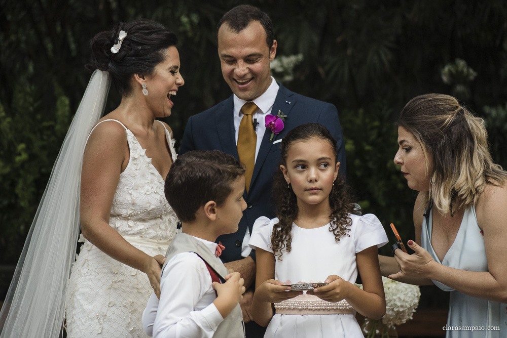 Maravilhosa Cerimônia de casamento na casa das canoas, emoção do inicio ao fim nessa cerimonia de casamento ao ar livre, amigos e familiares emocionados na cerimônia de casamento, cerimonial céu de tule impecável na cerimônia de casamento na casa das canoas, Clara Sampaio fotografia