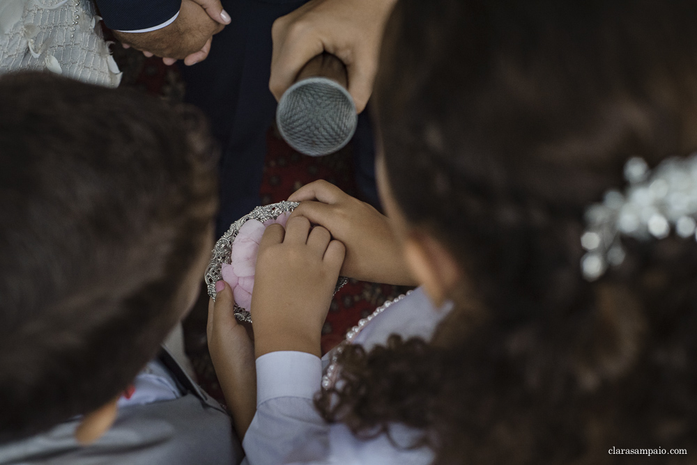 Maravilhosa Cerimônia de casamento na casa das canoas, emoção do inicio ao fim nessa cerimonia de casamento ao ar livre, amigos e familiares emocionados na cerimônia de casamento, cerimonial céu de tule impecável na cerimônia de casamento na casa das canoas, Clara Sampaio fotografia