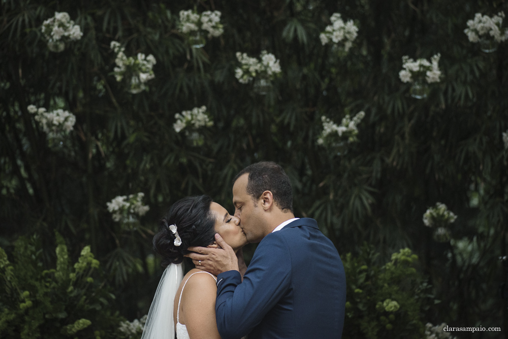 Maravilhosa Cerimônia de casamento na casa das canoas, emoção do inicio ao fim nessa cerimonia de casamento ao ar livre, amigos e familiares emocionados na cerimônia de casamento, cerimonial céu de tule impecável na cerimônia de casamento na casa das canoas, Clara Sampaio fotografia