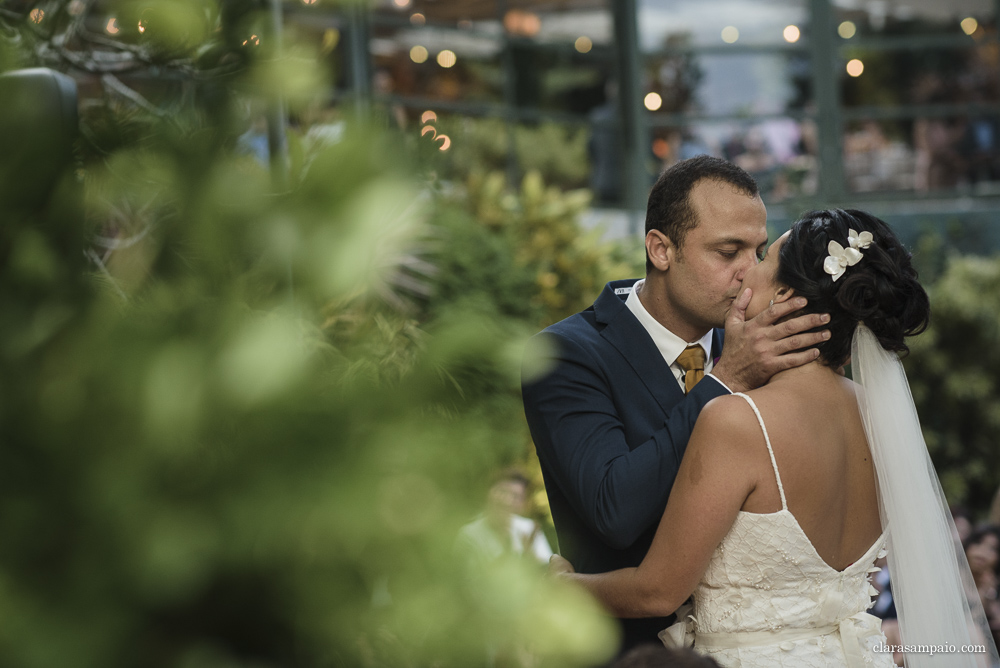 Maravilhosa Cerimônia de casamento na casa das canoas, emoção do inicio ao fim nessa cerimonia de casamento ao ar livre, amigos e familiares emocionados na cerimônia de casamento, cerimonial céu de tule impecável na cerimônia de casamento na casa das canoas, Clara Sampaio fotografia