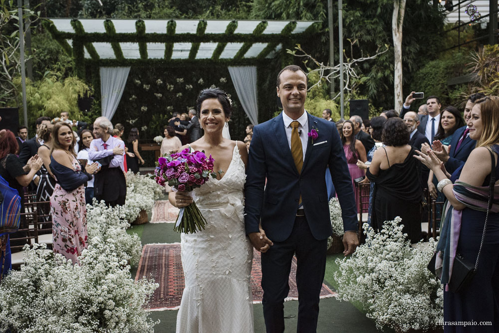 Maravilhosa Cerimônia de casamento na casa das canoas, emoção do inicio ao fim nessa cerimonia de casamento ao ar livre, amigos e familiares emocionados na cerimônia de casamento, cerimonial céu de tule impecável na cerimônia de casamento na casa das canoas, Clara Sampaio fotografia