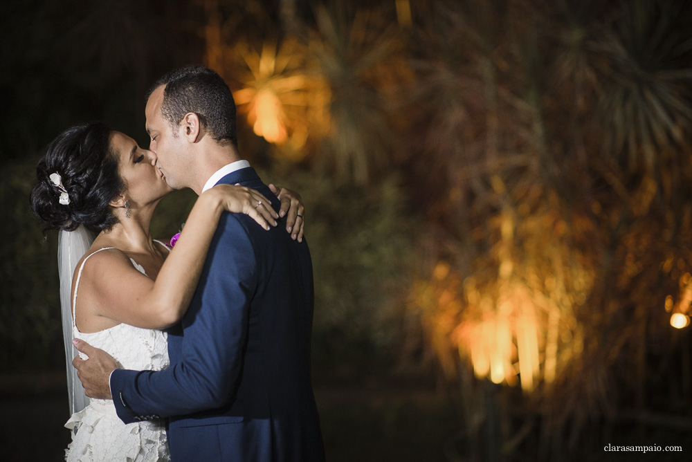 Maravilhosa Cerimônia de casamento na casa das canoas, emoção do inicio ao fim nessa cerimonia de casamento ao ar livre, amigos e familiares emocionados na cerimônia de casamento, cerimonial céu de tule impecável na cerimônia de casamento na casa das canoas, Clara Sampaio fotografia