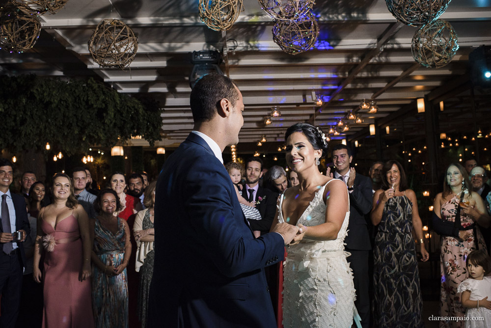 Festa maravilhosa do casamento na casa das canoas, recepção impecável organizada pelo cerimonial céu de tule, festa de casamento mais linda e colorida na casa das canoas, Isabela e Bernardo se casaram em uma festa linda na casa das canoas, festa de casamento especial e cheia de amor na casa das canoas no rio de janeiro