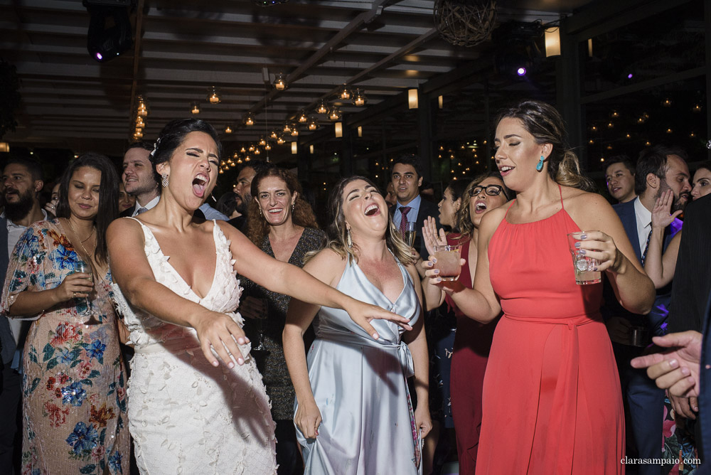 Festa maravilhosa do casamento na casa das canoas, recepção impecável organizada pelo cerimonial céu de tule, festa de casamento mais linda e colorida na casa das canoas, Isabela e Bernardo se casaram em uma festa linda na casa das canoas, festa de casamento especial e cheia de amor na casa das canoas no rio de janeiro