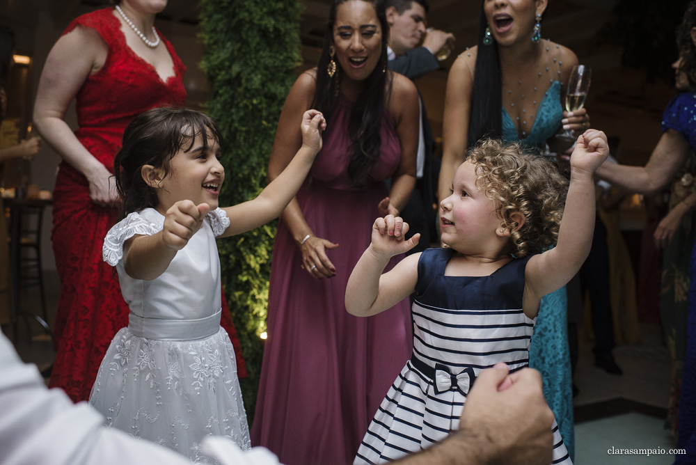 Festa maravilhosa do casamento na casa das canoas, recepção impecável organizada pelo cerimonial céu de tule, festa de casamento mais linda e colorida na casa das canoas, Isabela e Bernardo se casaram em uma festa linda na casa das canoas, festa de casamento especial e cheia de amor na casa das canoas no rio de janeiro