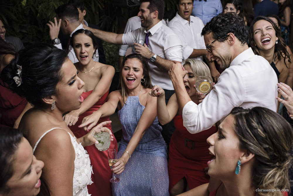 Festa maravilhosa do casamento na casa das canoas, recepção impecável organizada pelo cerimonial céu de tule, festa de casamento mais linda e colorida na casa das canoas, Isabela e Bernardo se casaram em uma festa linda na casa das canoas, festa de casamento especial e cheia de amor na casa das canoas no rio de janeiro