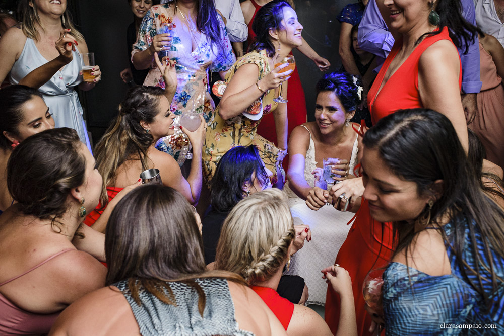 Festa maravilhosa do casamento na casa das canoas, recepção impecável organizada pelo cerimonial céu de tule, festa de casamento mais linda e colorida na casa das canoas, Isabela e Bernardo se casaram em uma festa linda na casa das canoas, festa de casamento especial e cheia de amor na casa das canoas no rio de janeiro