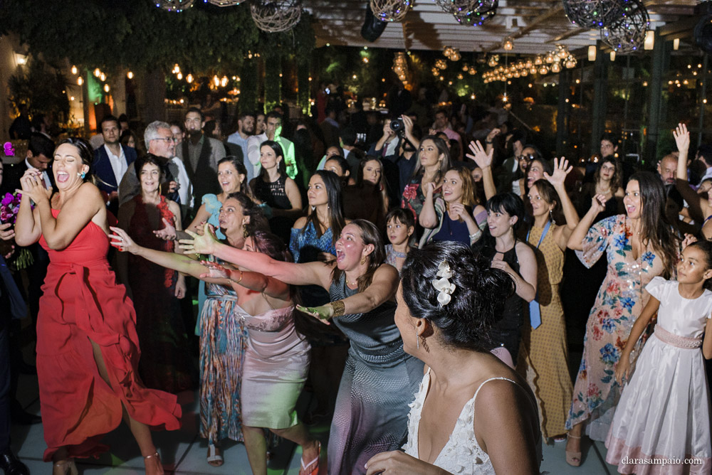 Festa maravilhosa do casamento na casa das canoas, recepção impecável organizada pelo cerimonial céu de tule, festa de casamento mais linda e colorida na casa das canoas, Isabela e Bernardo se casaram em uma festa linda na casa das canoas, festa de casamento especial e cheia de amor na casa das canoas no rio de janeiro