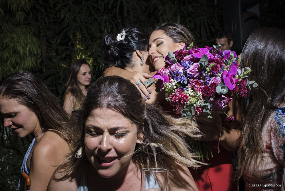 Festa maravilhosa do casamento na casa das canoas, recepção impecável organizada pelo cerimonial céu de tule, festa de casamento mais linda e colorida na casa das canoas, Isabela e Bernardo se casaram em uma festa linda na casa das canoas, festa de casamento especial e cheia de amor na casa das canoas no rio de janeiro