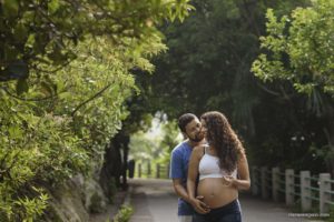 ensaio de gestante ao ar livre, ensaio de gestante no mar, ensaio de gestante criativo, ensaio de gestante com o marido, ensaio de gestante na urca