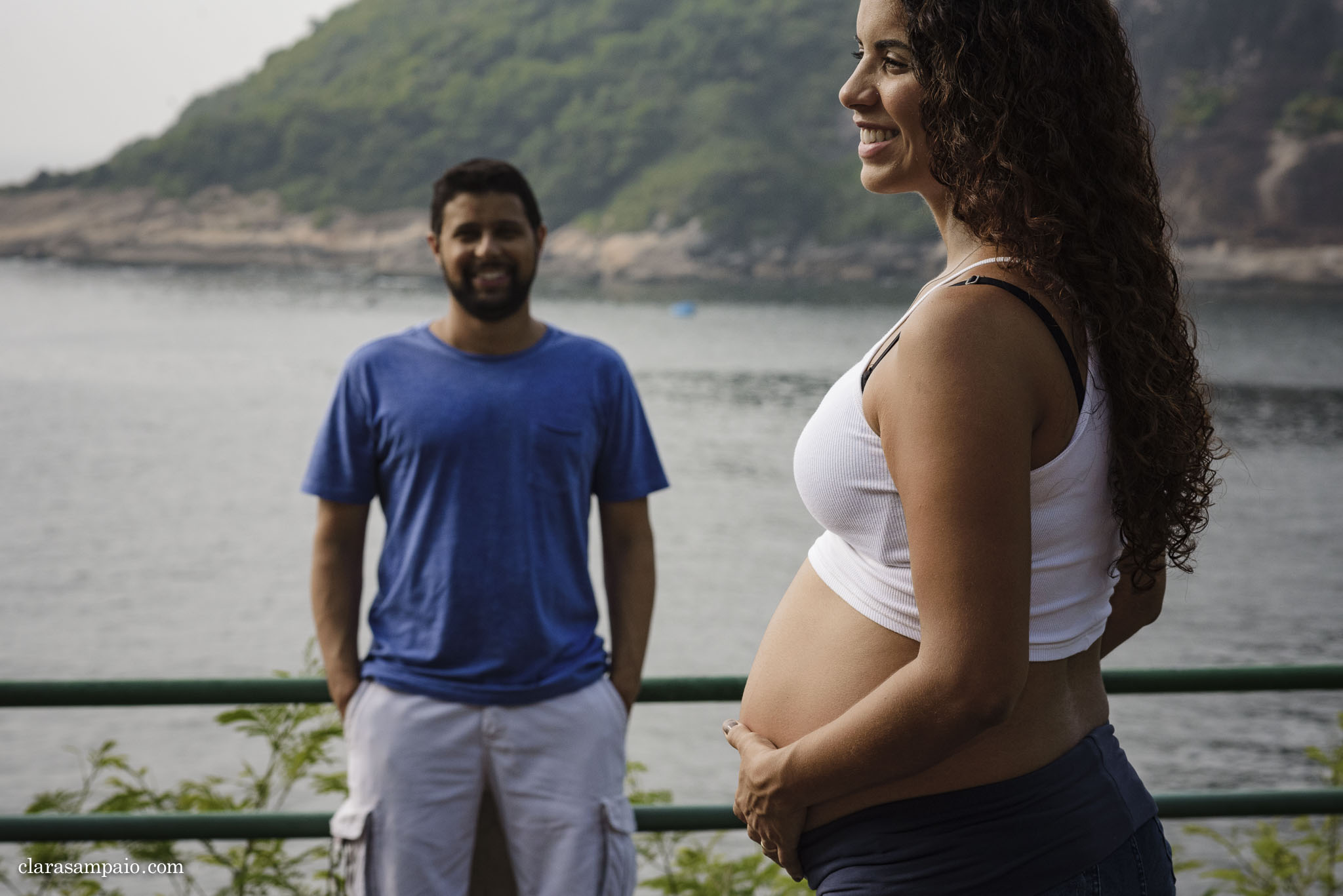 ensaio de gestante ao ar livre, ensaio de gestante no mar, ensaio de gestante criativo, ensaio de gestante com o marido, ensaio de gestante na urca