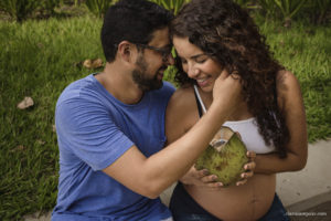 ensaio de gestante ao ar livre, ensaio de gestante no mar, ensaio de gestante criativo, ensaio de gestante com o marido, ensaio de gestante na urca