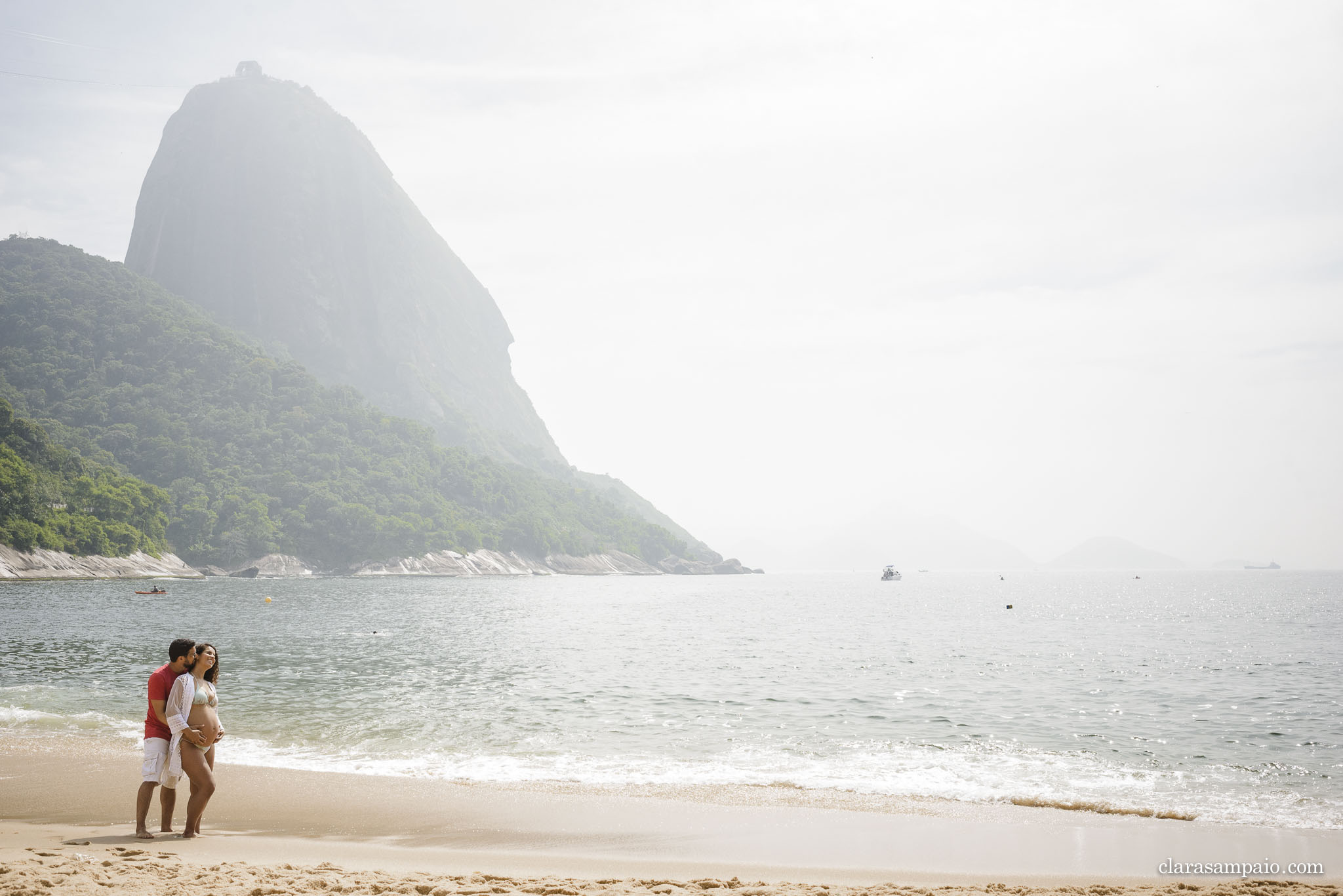 ensaio de gestante ao ar livre, ensaio de gestante no mar, ensaio de gestante criativo, ensaio de gestante com o marido, ensaio de gestante na urca