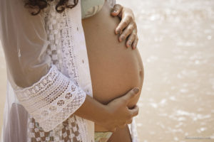 ensaio de gestante ao ar livre, ensaio de gestante no mar, ensaio de gestante criativo, ensaio de gestante com o marido, ensaio de gestante na urca