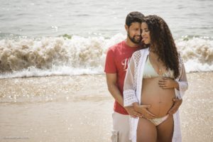 ensaio de gestante ao ar livre, ensaio de gestante no mar, ensaio de gestante criativo, ensaio de gestante com o marido, ensaio de gestante na urca