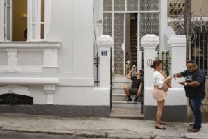 Ensaio de gestante em casa, ensaio de gestante, ensaio de família, fotografia documental, fotografia de família, melhor fotógrafa de partos rio de janeiro, melhor fotógrafa de ensaio de gestante, ensaio de gestante criativo, ensaio de gestante que roupa usar, Clara Sampaio Fotografia