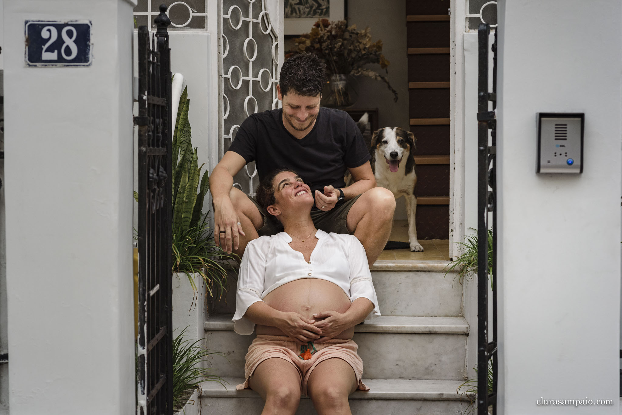 Ensaio de gestante em casa, ensaio de gestante, ensaio de família, fotografia documental, fotografia de família, melhor fotógrafa de partos rio de janeiro, melhor fotógrafa de ensaio de gestante, ensaio de gestante criativo, ensaio de gestante que roupa usar, Clara Sampaio Fotografia