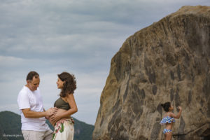 Ensaio de gestante com pet, Ensaio de gestante criativo, Ensaio de gestante ao ar livre, Ensaio de gestante o que usar, Ensaio de gestante na praia, melhor fotógrafa de parto, melhor fotógrafa de família, melhor fotógrafa de peto, clara Sampaio fotografia