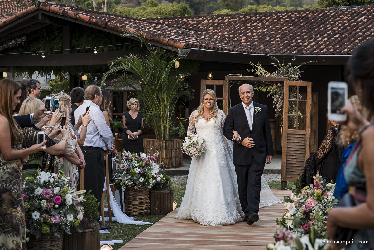 Casamento no sítio meio do mato, casamento no pôr do sol, casamento no fim de tarde, noivas 2021, noivas 2022, casamento criativo, vestido de noiva, casando no meio do mato, melhor fotógrafo de casamento rj, casando no sítio meio do mato, clara Sampaio fotografia