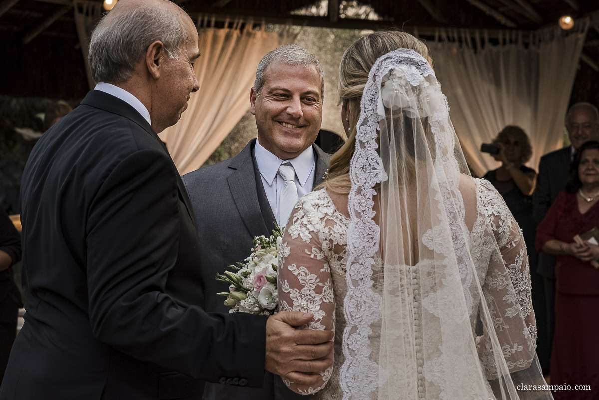 Casamento no sítio meio do mato, casamento no pôr do sol, casamento no fim de tarde, noivas 2021, noivas 2022, casamento criativo, vestido de noiva, casando no meio do mato, melhor fotógrafo de casamento rj, casando no sítio meio do mato, clara Sampaio fotografia