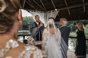 Casamento no sítio meio do mato, casamento no pôr do sol, casamento no fim de tarde, noivas 2021, noivas 2022, casamento criativo, vestido de noiva, casando no meio do mato, melhor fotógrafo de casamento rj, casando no sítio meio do mato, clara Sampaio fotografia