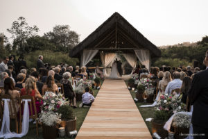 Casamento no sítio meio do mato, casamento no pôr do sol, casamento no fim de tarde, noivas 2021, noivas 2022, casamento criativo, vestido de noiva, casando no meio do mato, melhor fotógrafo de casamento rj, casando no sítio meio do mato, clara Sampaio fotografia