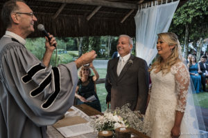 Casamento no sítio meio do mato, casamento no pôr do sol, casamento no fim de tarde, noivas 2021, noivas 2022, casamento criativo, vestido de noiva, casando no meio do mato, melhor fotógrafo de casamento rj, casando no sítio meio do mato, clara Sampaio fotografia