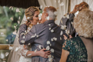 Casamento no sítio meio do mato, casamento no pôr do sol, casamento no fim de tarde, noivas 2021, noivas 2022, casamento criativo, vestido de noiva, casando no meio do mato, melhor fotógrafo de casamento rj, casando no sítio meio do mato, clara Sampaio fotografia