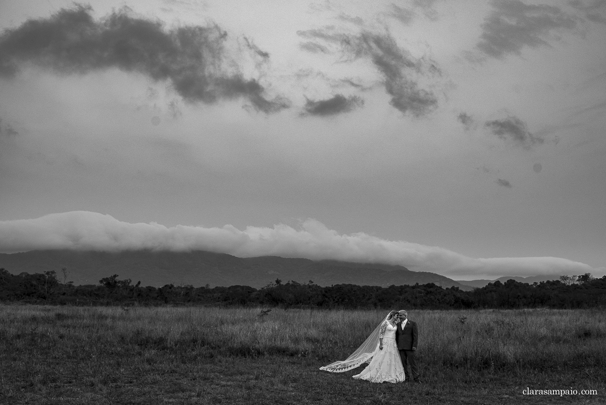 Casamento no sítio meio do mato, casamento no pôr do sol, casamento no fim de tarde, noivas 2021, noivas 2022, casamento criativo, vestido de noiva, casando no meio do mato, melhor fotógrafo de casamento rj, casando no sítio meio do mato, clara Sampaio fotografia