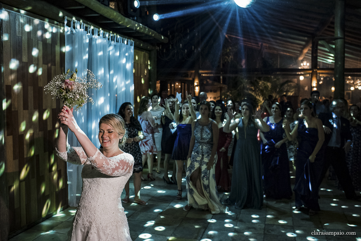 Casamento no sítio meio do mato, casamento no pôr do sol, casamento no fim de tarde, noivas 2021, noivas 2022, casamento criativo, vestido de noiva, casando no meio do mato, melhor fotógrafo de casamento rj, casando no sítio meio do mato, clara Sampaio fotografia