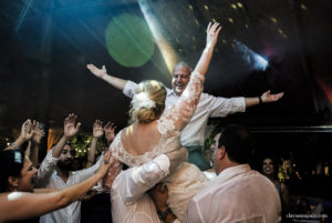 Casamento no sítio meio do mato, casamento no pôr do sol, casamento no fim de tarde, noivas 2021, noivas 2022, casamento criativo, vestido de noiva, casando no meio do mato, melhor fotógrafo de casamento rj, casando no sítio meio do mato, clara Sampaio fotografia