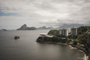 Estória de casamento, casamento criativo, noivas 2021, noivas 2022, casando em búzios, casamento no rio de janeiro, vestido de noiva, making of em niterói, clara Sampaio fotografia