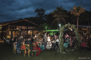 Estória de casamento, casamento criativo, noivas 2021, noivas 2022, casando em búzios, casamento no rio de janeiro, vestido de noiva, making of em niterói, clara Sampaio fotografia