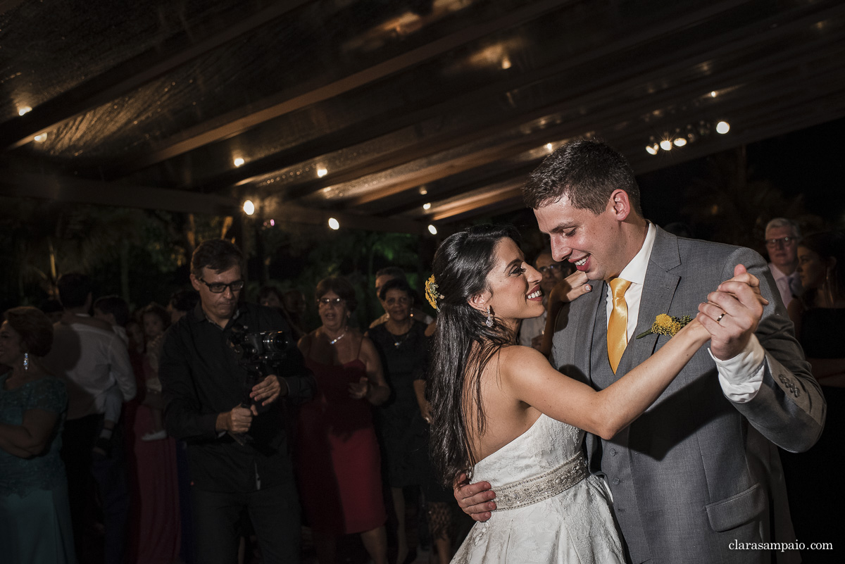 Estória de casamento, casamento criativo, noivas 2021, noivas 2022, casando em búzios, casamento no rio de janeiro, vestido de noiva, making of em niterói, clara Sampaio fotografia